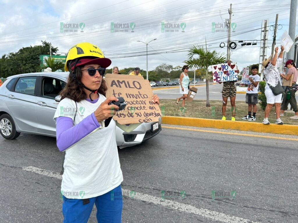 Bloquean ambientalistas la carretera federal en Playa del Carmen
