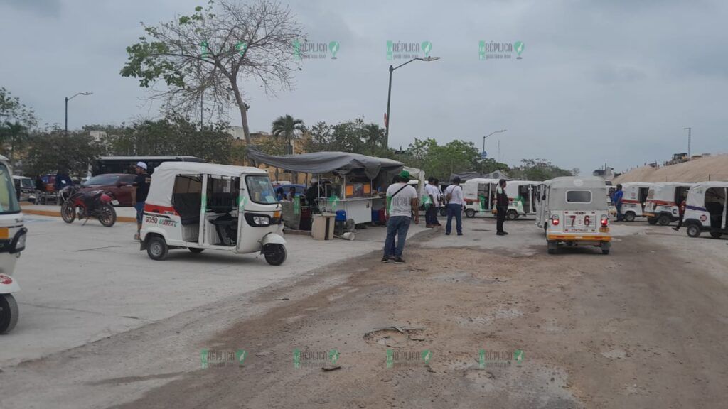 Bloquean mototaxistas accesos a las obras del Tren Maya en Playa del Carmen