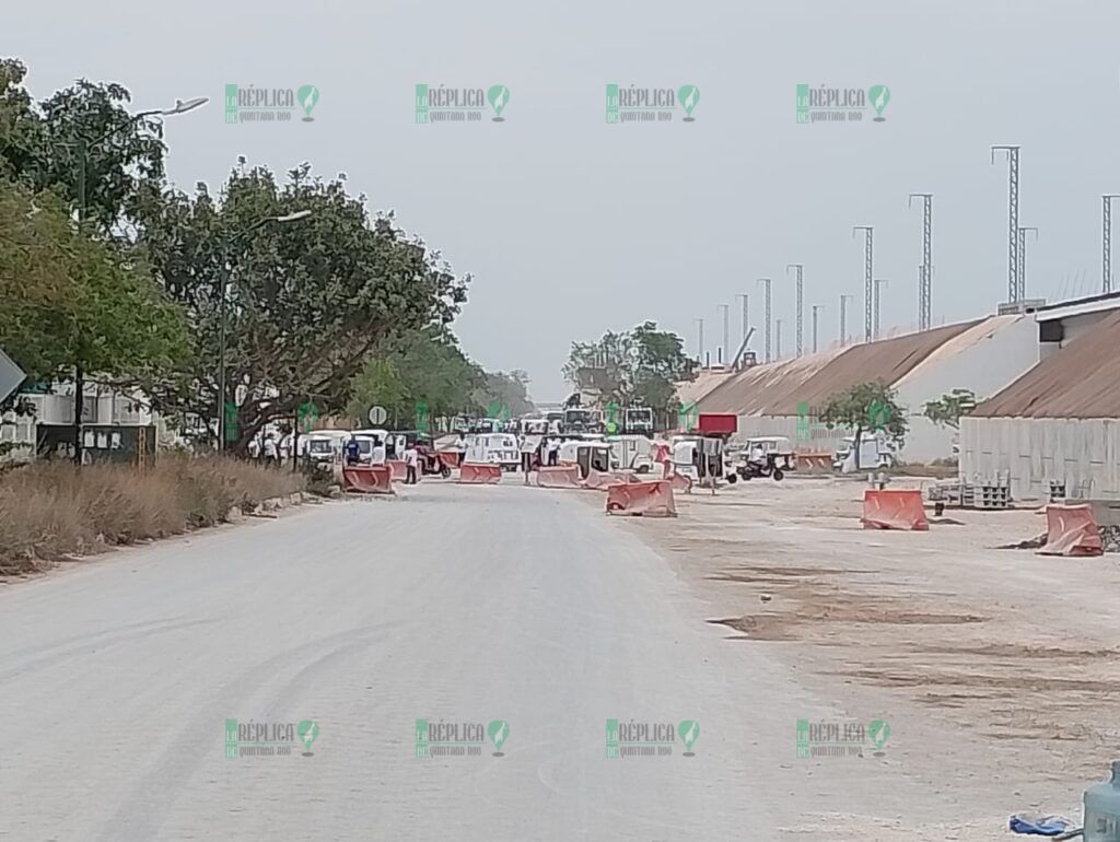 Bloquean mototaxistas accesos a las obras del Tren Maya en Playa del Carmen