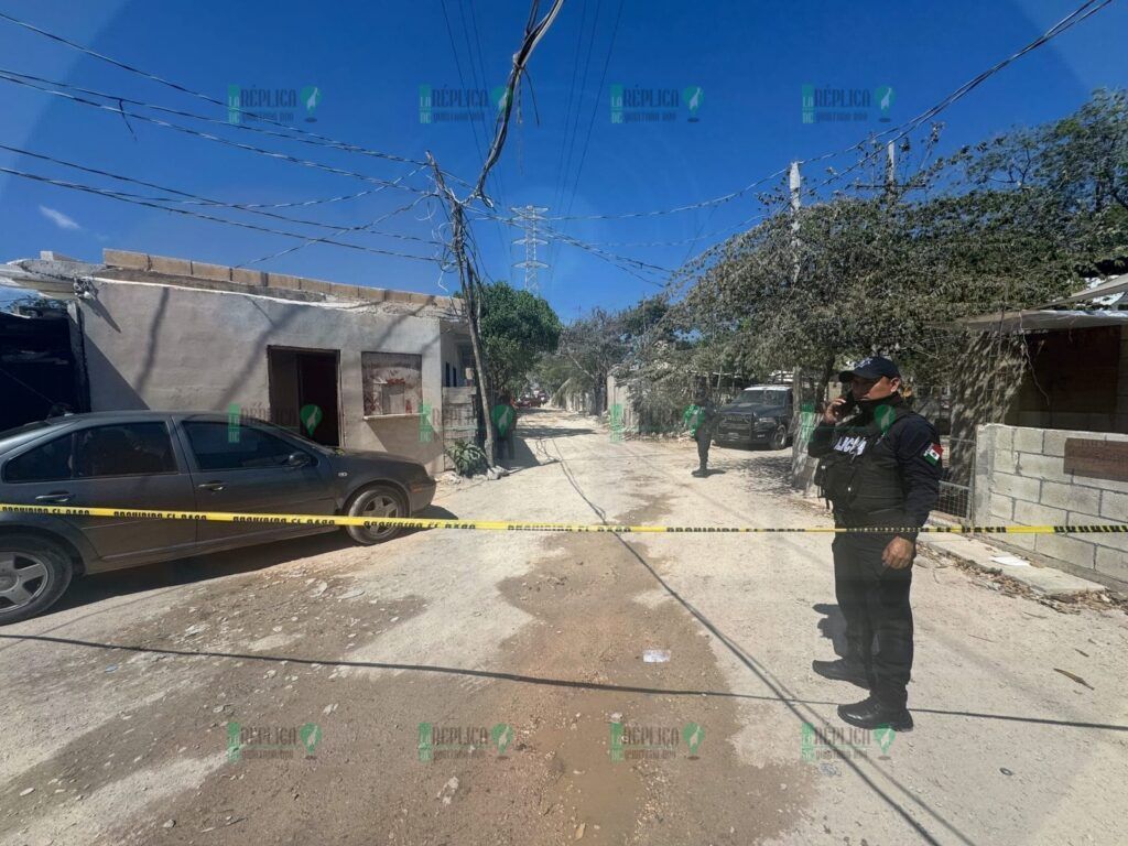 Consume voraz incendio 3 viviendas y un auto en la colonia irregular 'Las Torres' de Playa del Carmen