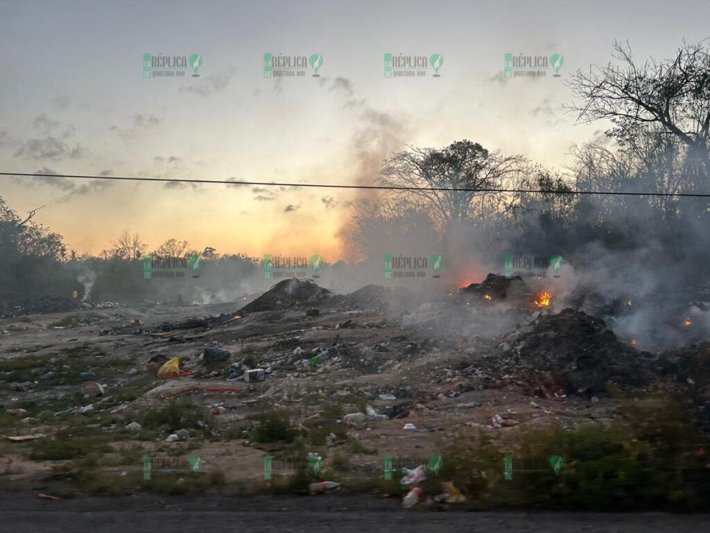 Arde basurero clandestino rumbo a Chiquilá