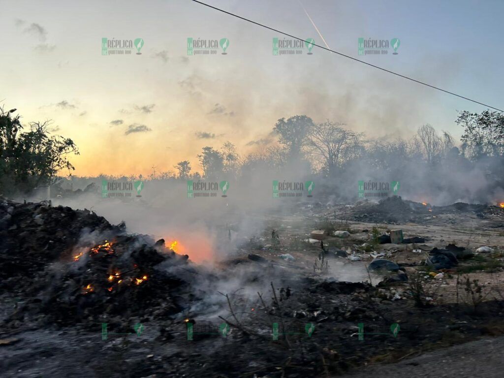 Arde basurero clandestino rumbo a Chiquilá