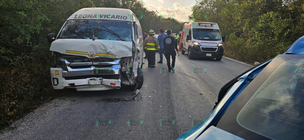 Deja varios heridos y un muerto, al parecer extranjero, choque entre Van y un auto en Puerto Morelos