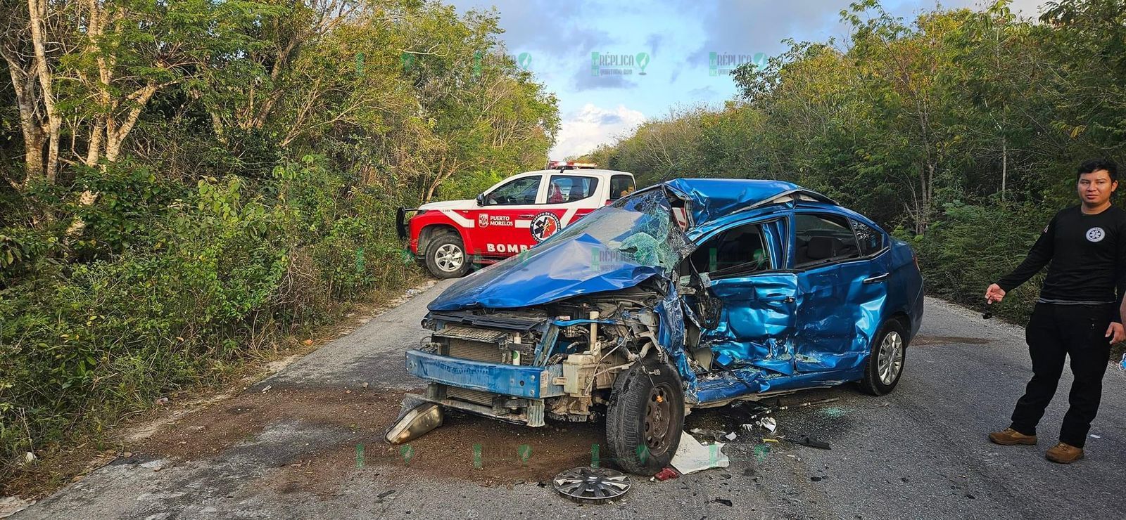 Deja varios heridos y un muerto, al parecer extranjero, choque entre Van y un auto en Puerto Morelos