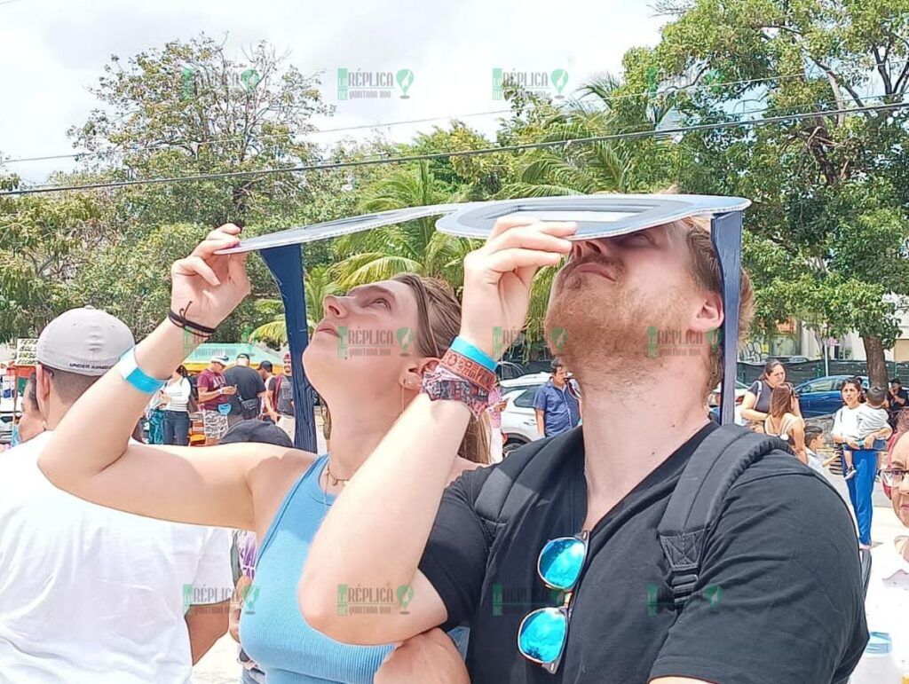 Observan decenas de familias cancunenses eclipse solar desde el planetario Ka'Yok'