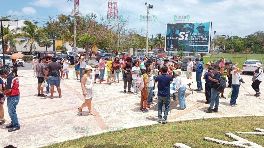 Observan decenas de familias cancunenses eclipse solar desde el planetario Ka'Yok'