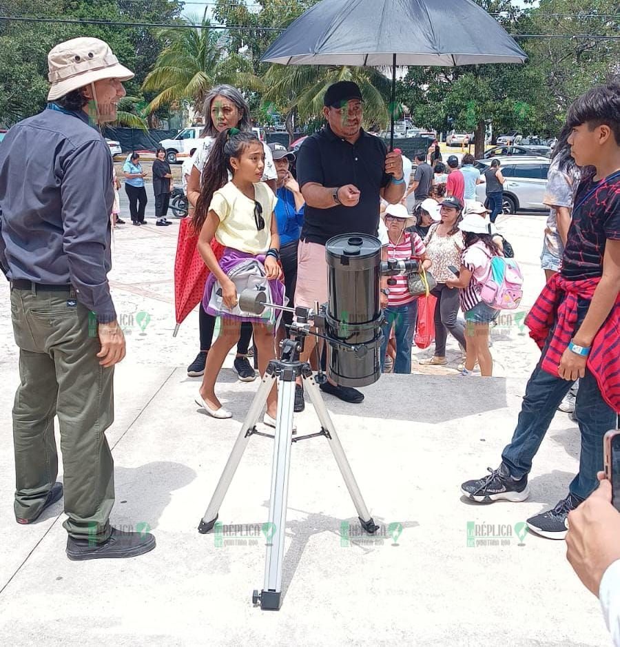 Observan decenas de familias cancunenses eclipse solar desde el planetario Ka'Yok'