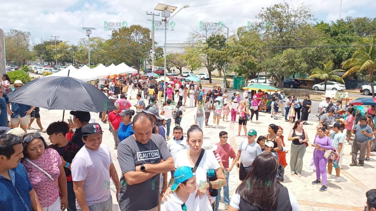 Observan decenas de familias cancunenses eclipse solar desde el planetario Ka'Yok'