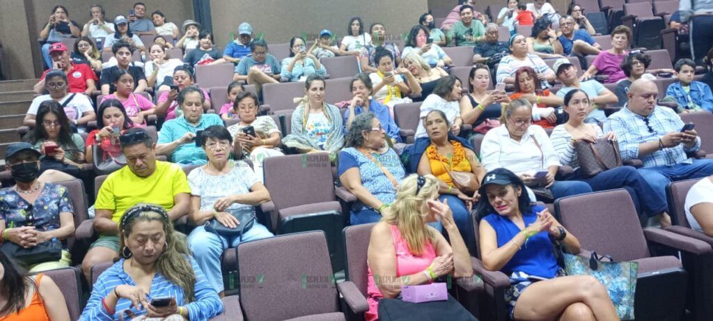 Observan decenas de familias cancunenses eclipse solar desde el planetario Ka'Yok'