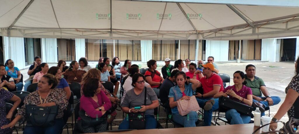 Exigen docentes en protesta pago de prestaciones retiradas desde hace dos meses