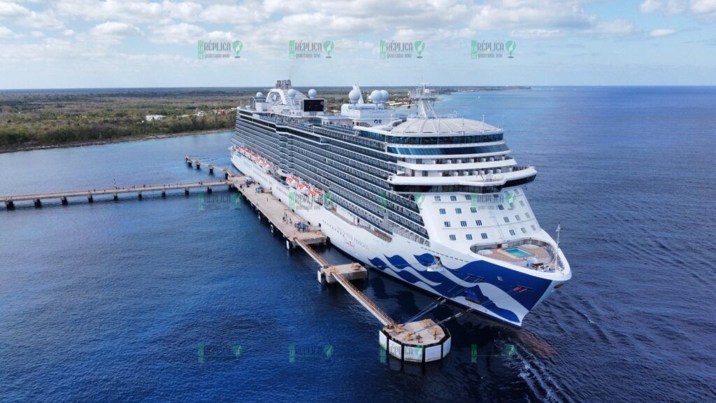 Arriba a Cozumel el Enchanted Princess un crucero de lujo de la clase Royal de Princess Cruises