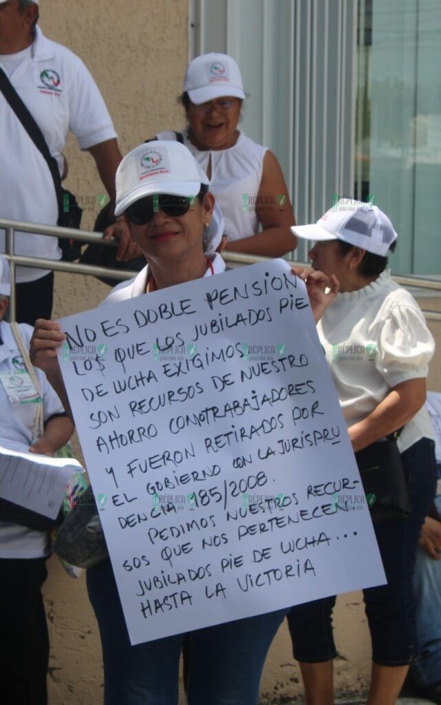 Se manifiestan jubilados del IMSS en Cancún para exigir pago de cesantía y vejez