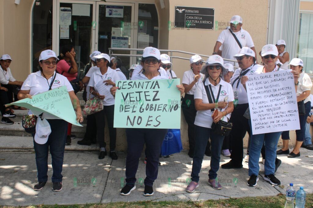 Se manifiestan jubilados del IMSS en Cancún para exigir pago de cesantía y vejez