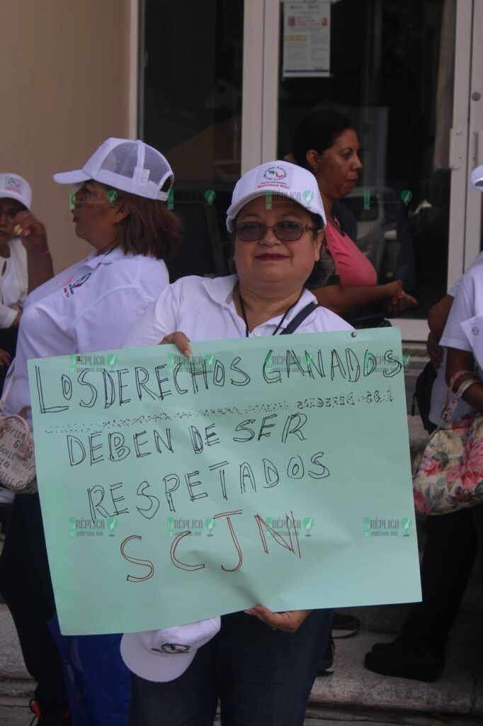 Se manifiestan jubilados del IMSS en Cancún para exigir pago de cesantía y vejez