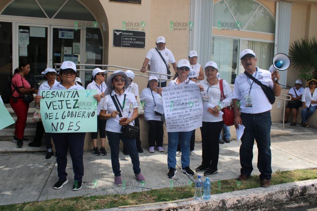 Se manifiestan jubilados del IMSS en Cancún para exigir pago de cesantía y vejez