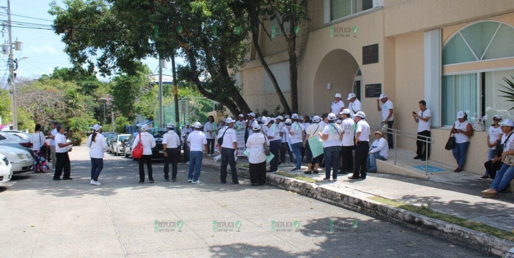 Se manifiestan jubilados del IMSS en Cancún para exigir pago de cesantía y vejez