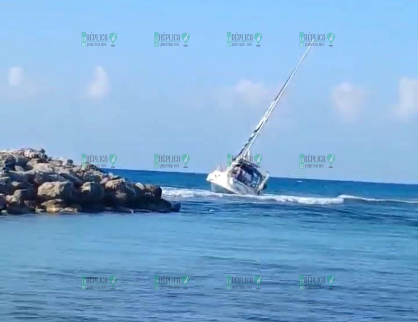Rescatan en Puerto Aventuras a extranjero que naufragó a bordo de un velero