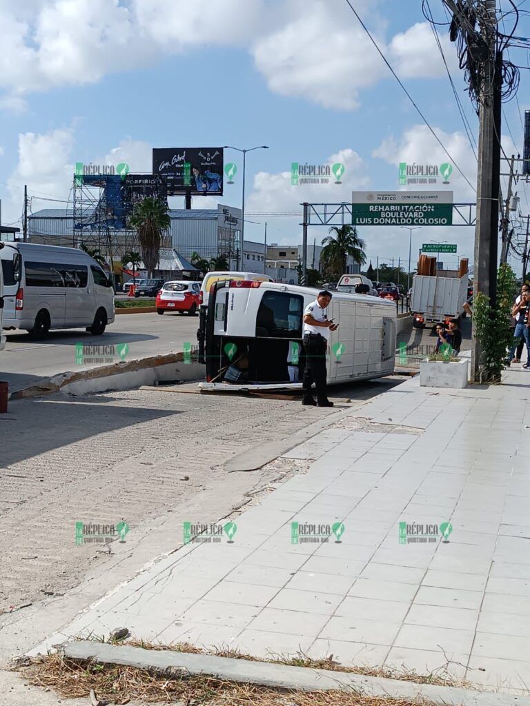 Conductor pierde el control y choca contra muro de contención en el bulevar Colosio de Cancún