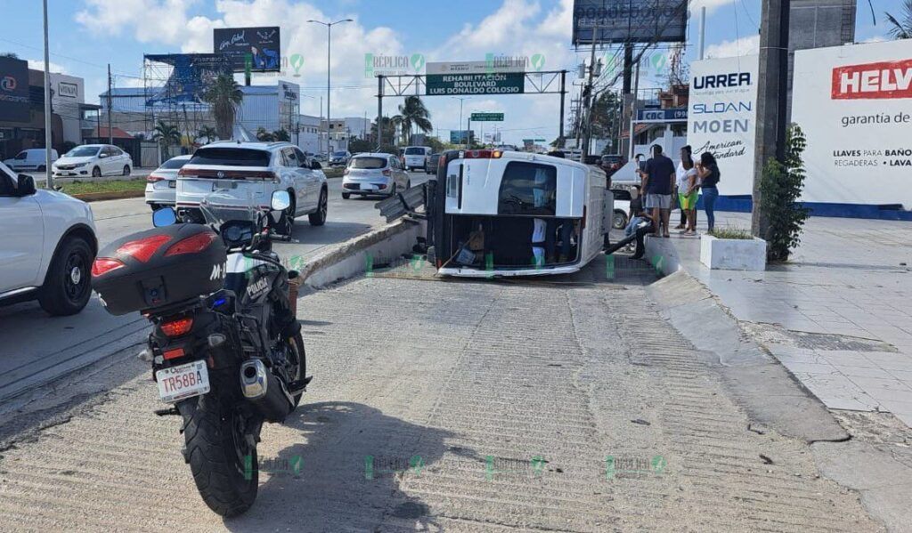 Conductor pierde el control y choca contra muro de contención en el bulevar Colosio de Cancún