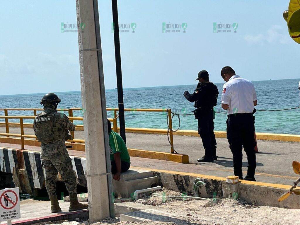 Cae al mar camioneta de una empresa de paquetería, en el muelle de Punta Sam