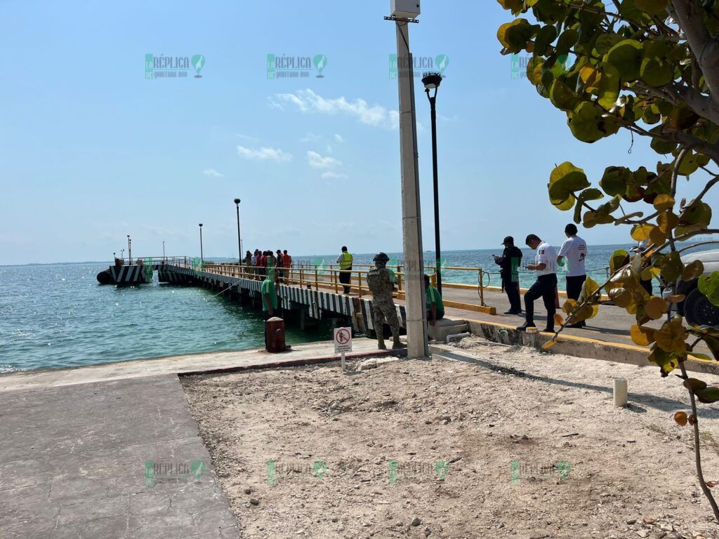 Cae al mar camioneta de una empresa de paquetería, en el muelle de Punta Sam