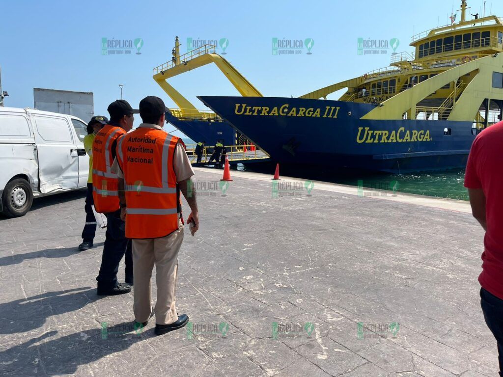 Cae al mar camioneta de una empresa de paquetería, en el muelle de Punta Sam