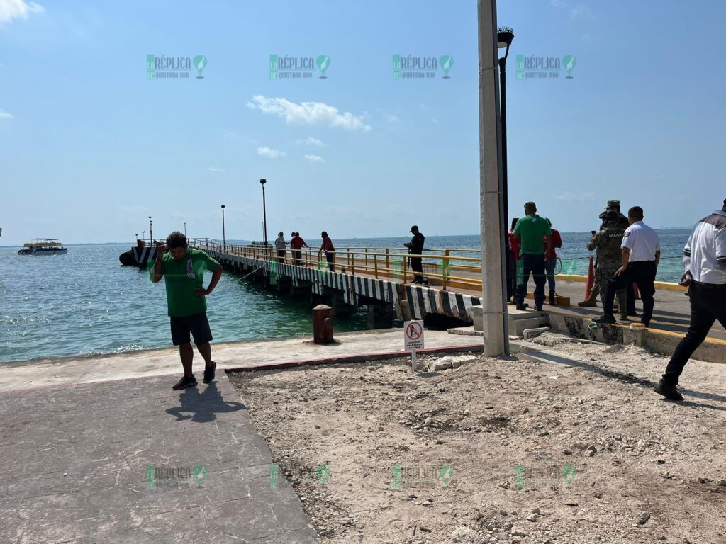 Cae al mar camioneta de una empresa de paquetería, en el muelle de Punta Sam