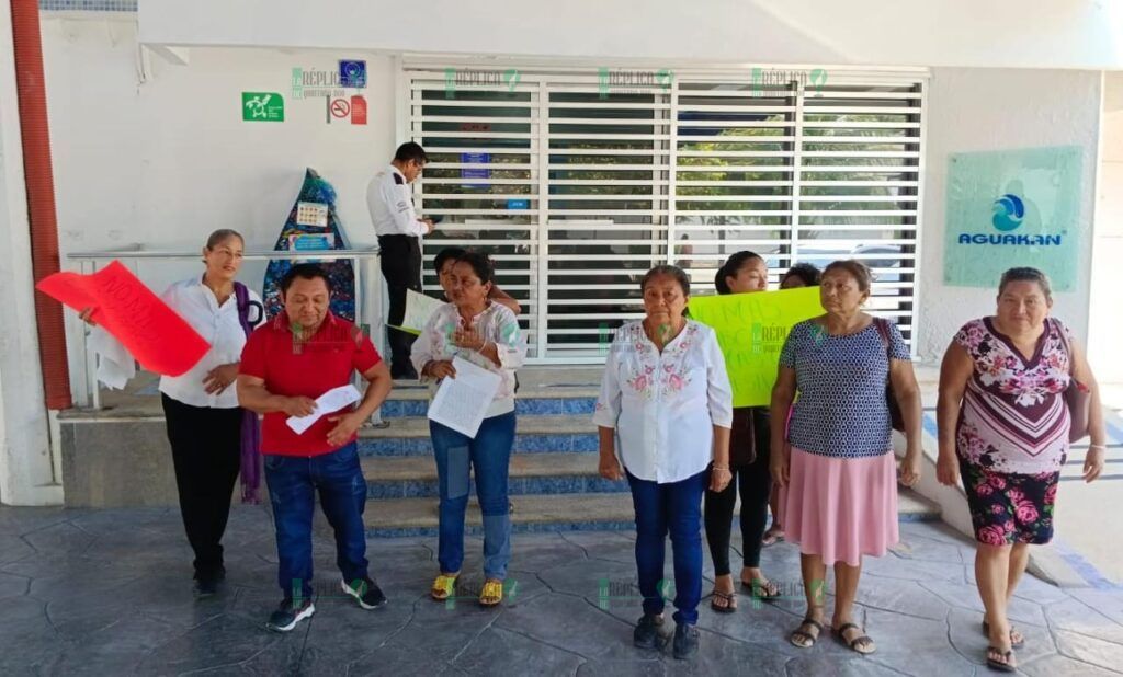 Protestan en la sede de Aguakan en Cancún contra cobros excesivos y fallas en el servicio