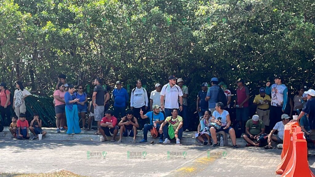 Bloquean pescadores de Puerto Juárez la avenida José López Portillo, por un intento de desalojo