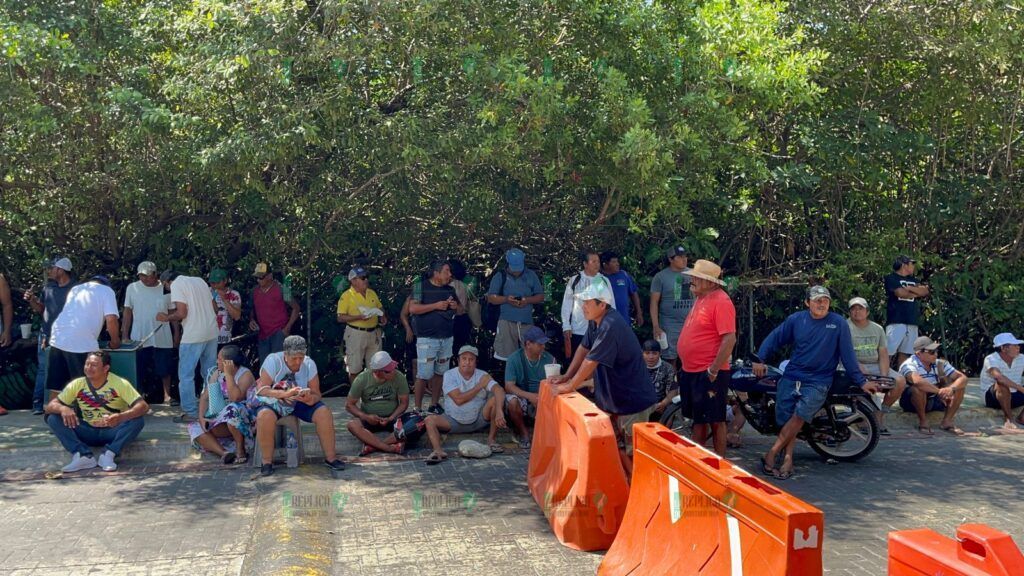 Bloquean pescadores de Puerto Juárez la avenida José López Portillo, por un intento de desalojo