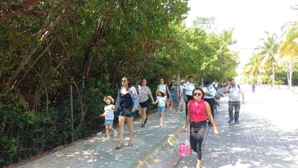 Bloquean pescadores de Puerto Juárez la avenida José López Portillo, por un intento de desalojo