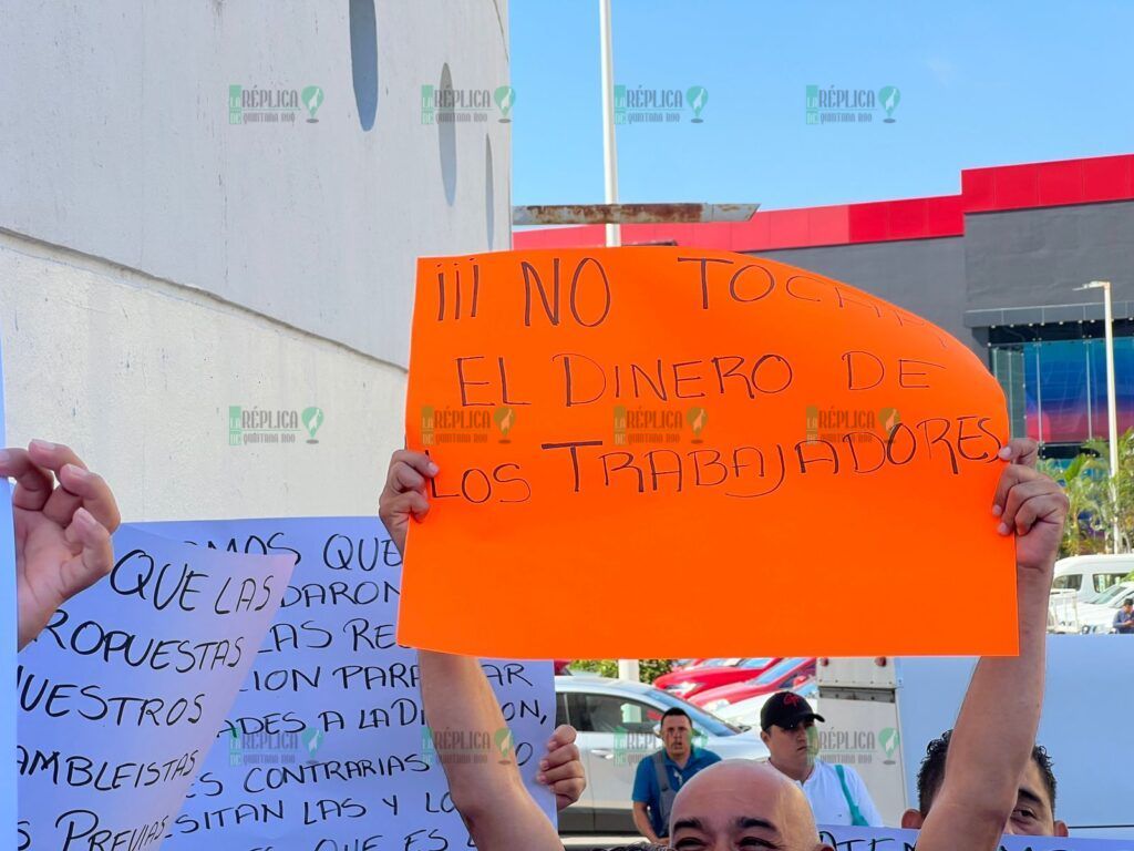 Se manifiestan trabajadores de la CROC en Quintana Roo, en contra de reforma al Infonavit