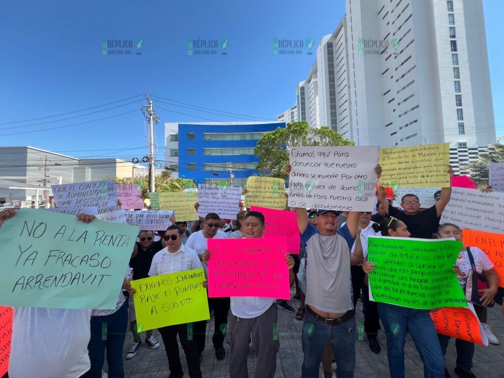 Se manifiestan trabajadores de la CROC en Quintana Roo, en contra de reforma al Infonavit