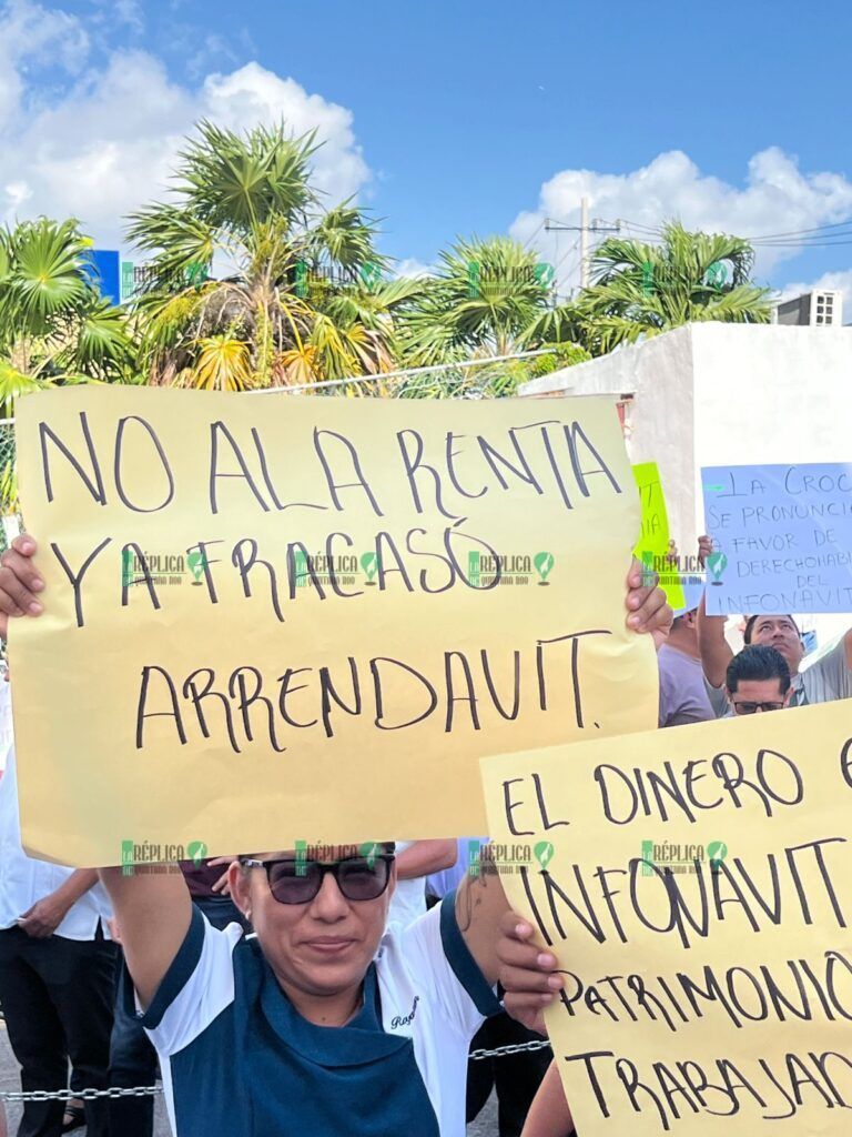 Se manifiestan trabajadores de la CROC en Quintana Roo, en contra de reforma al Infonavit