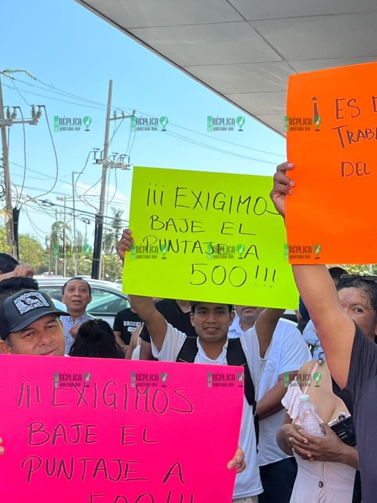 Se manifiestan trabajadores de la CROC en Quintana Roo, en contra de reforma al Infonavit