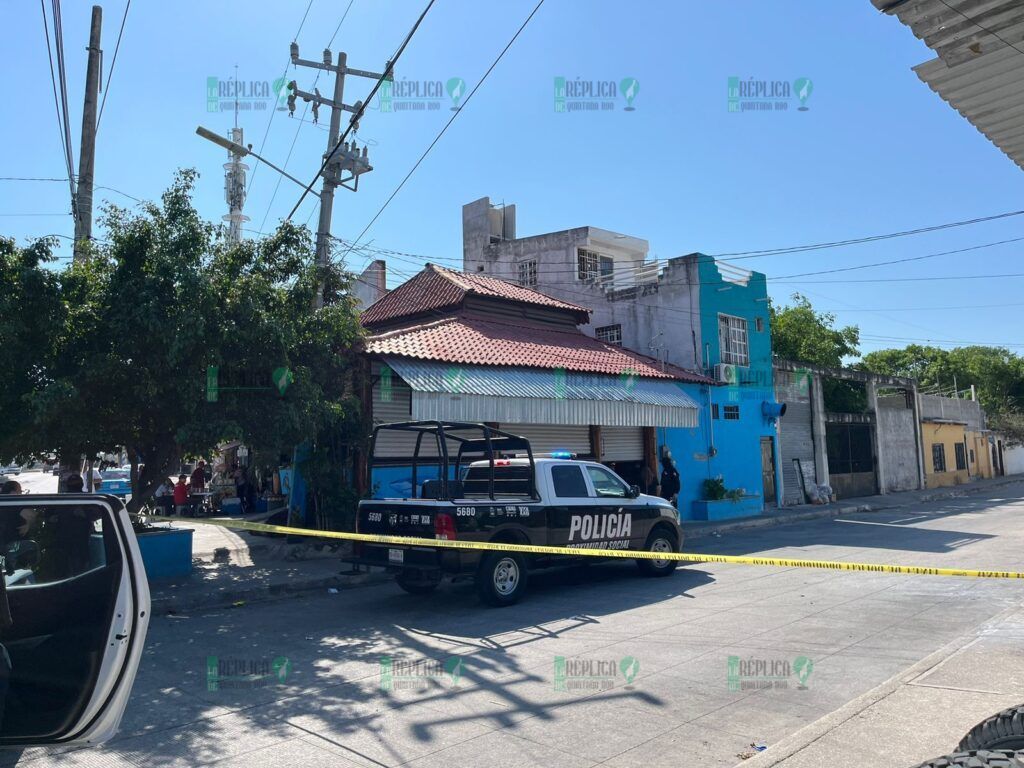 Balean fachada de una coctelería en la Supermanzana 76 de Cancún