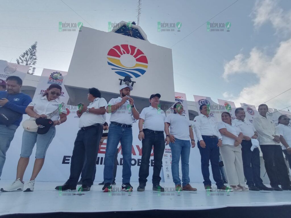 Sindicatos unidos se manifiestan en la explanada del Palacio Municipal de Cancún