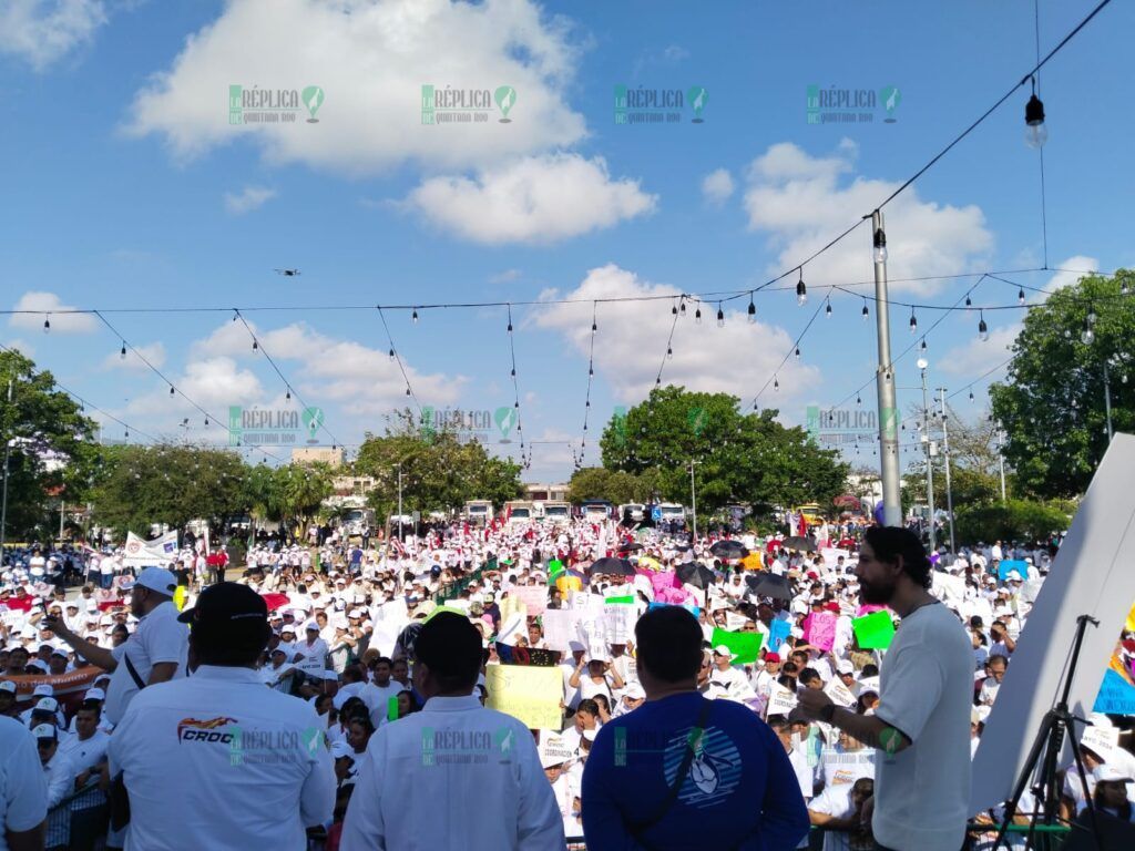 Sindicatos unidos se manifiestan en la explanada del Palacio Municipal de Cancún