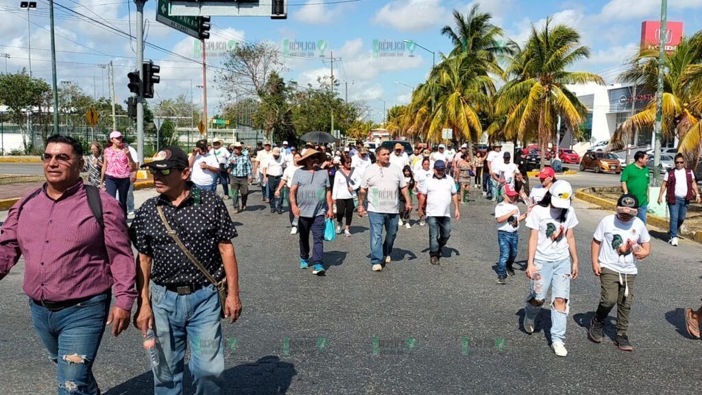 Marchan galleros en Cancún; denuncian daño a su economía por prohibición de peleas