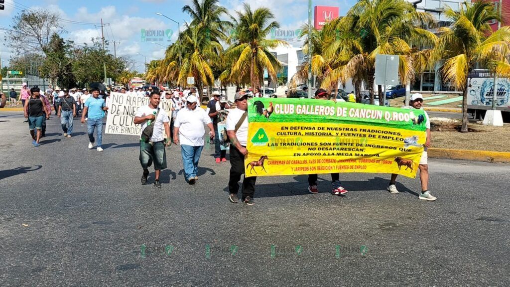 Marchan galleros en Cancún; denuncian daño a su economía por prohibición de peleas