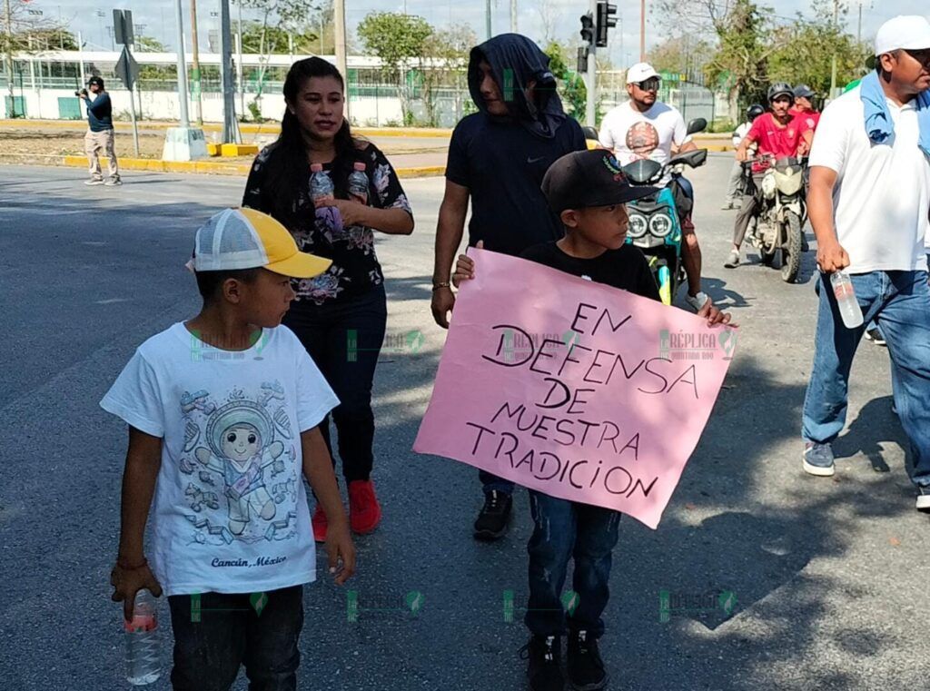 Marchan galleros en Cancún; denuncian daño a su economía por prohibición de peleas