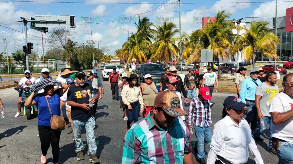 Marchan galleros en Cancún; denuncian daño a su economía por prohibición de peleas