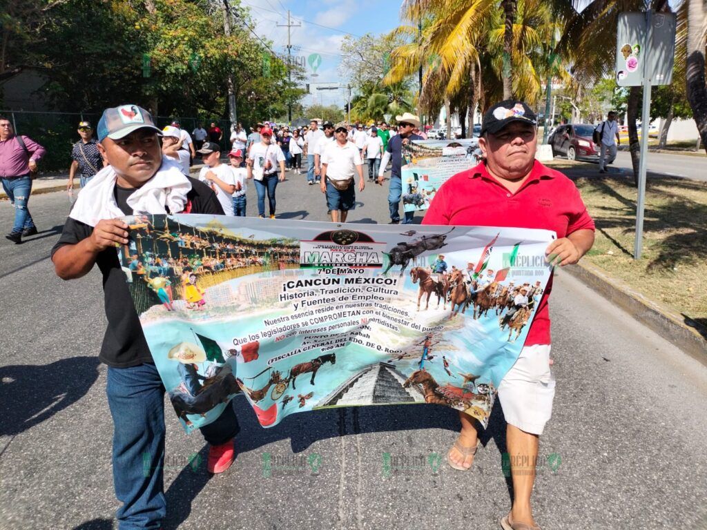 Marchan galleros en Cancún; denuncian daño a su economía por prohibición de peleas