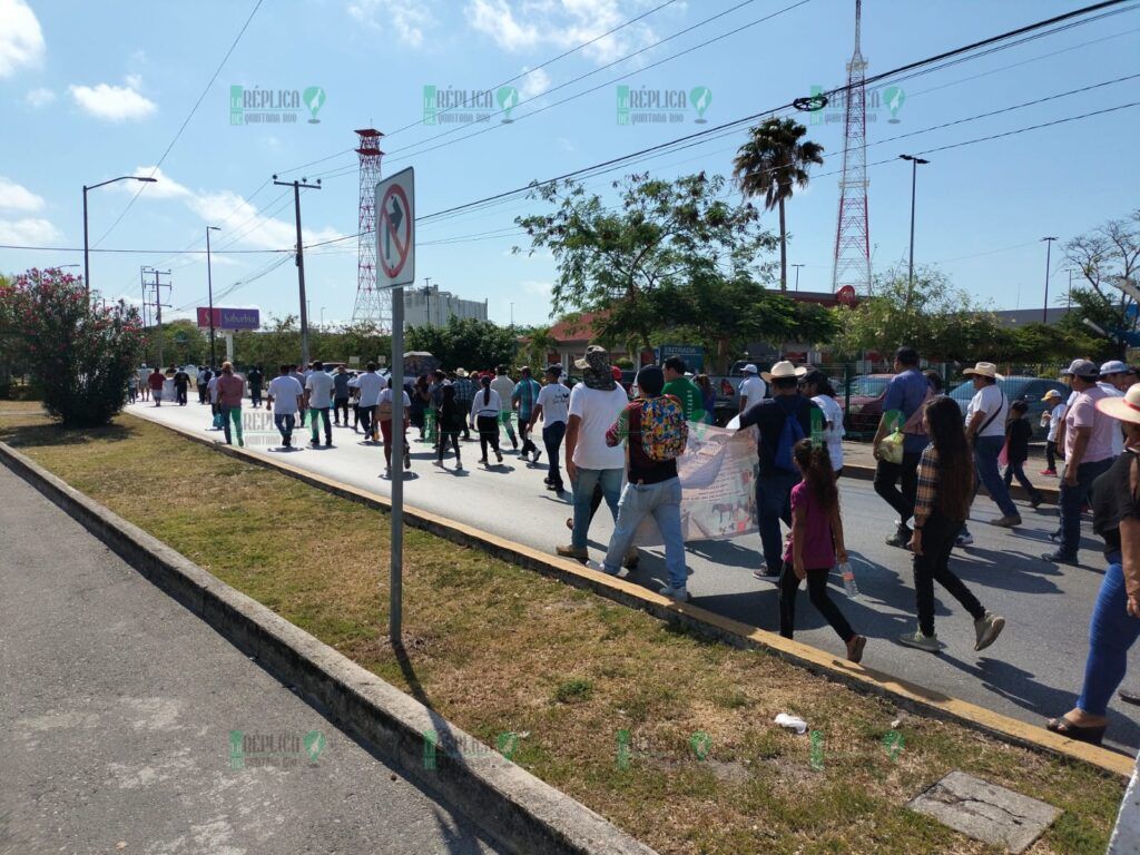 Marchan galleros en Cancún; denuncian daño a su economía por prohibición de peleas