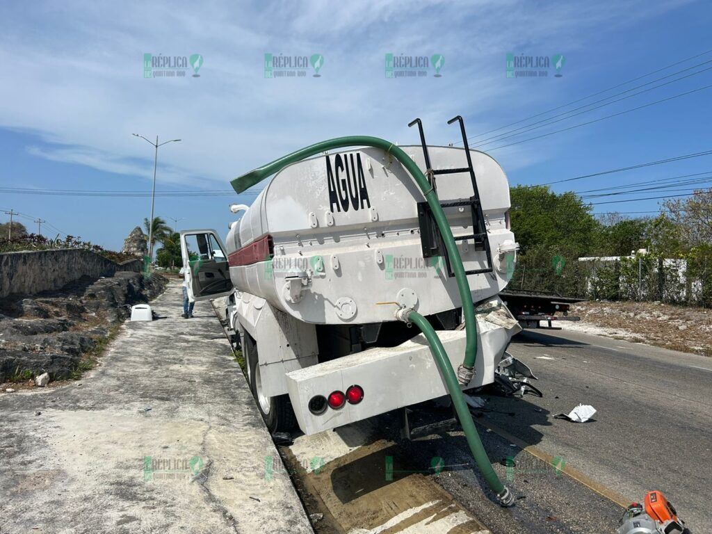 Chofer de van queda grave, al chocar contra pipa de agua en Playa del Carmen