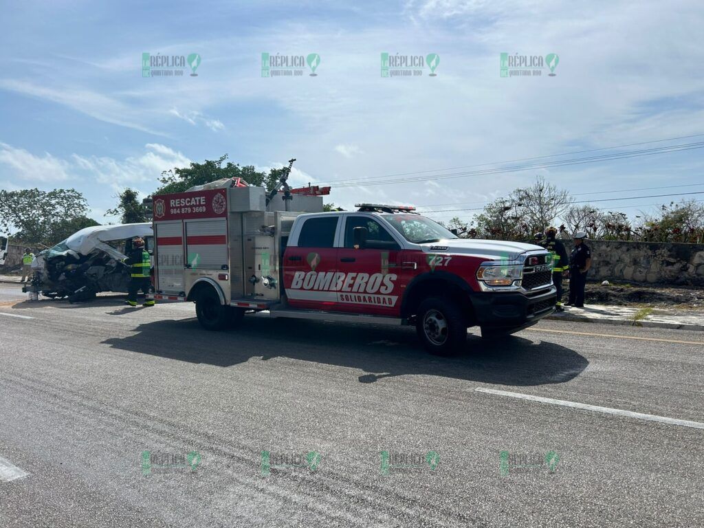 Chofer de van queda grave, al chocar contra pipa de agua en Playa del Carmen