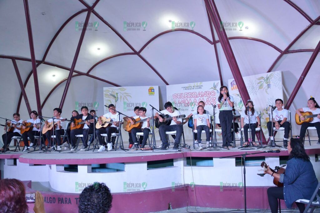 La Rondalla de la Fundación de Parques y Museos ofreció una Serenata para celebrar a las mamás en su día