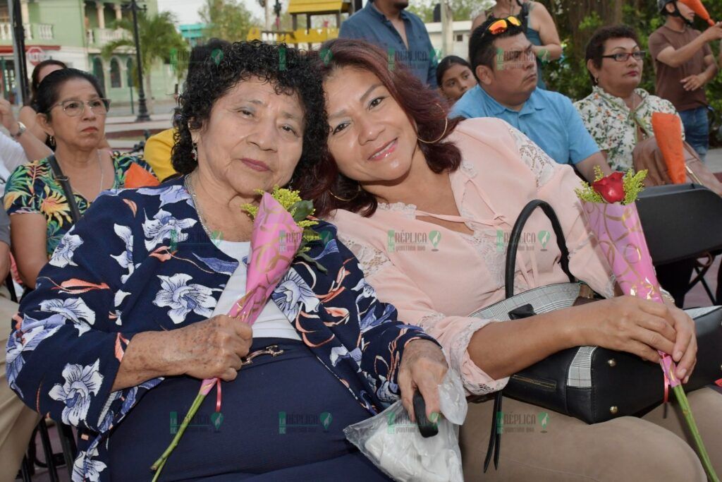 La Rondalla de la Fundación de Parques y Museos ofreció una Serenata para celebrar a las mamás en su día