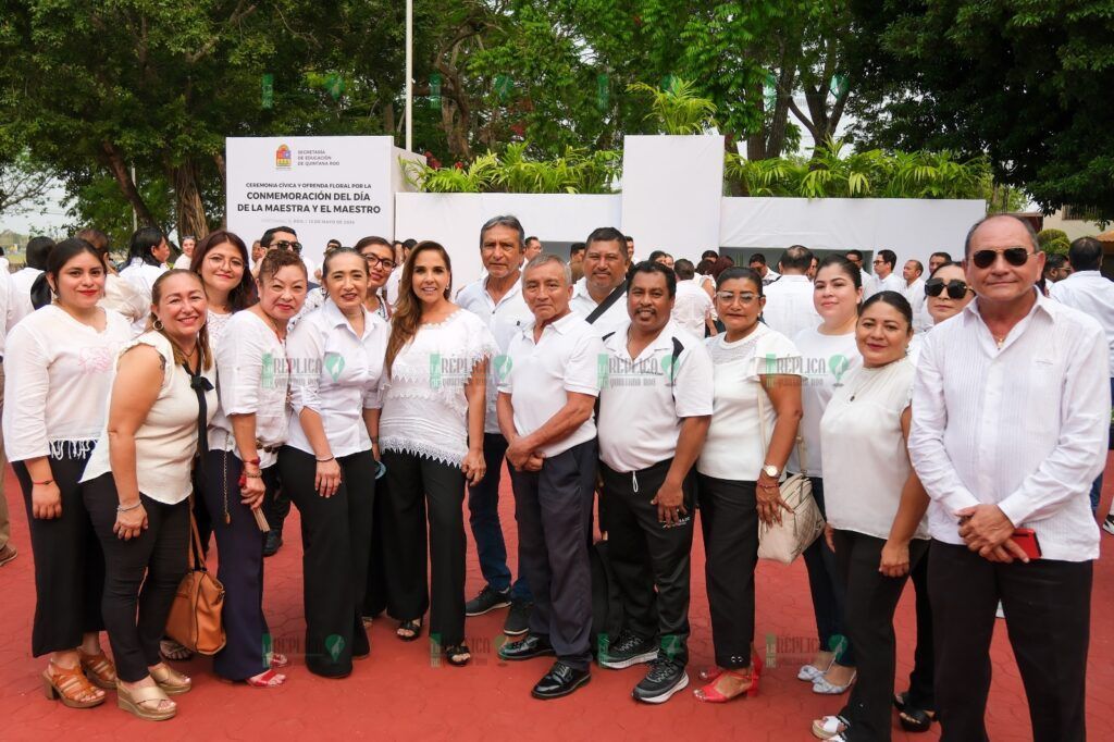 Ofrenda floral y guardia de honor en el Parque al Maestro, en Chetumal