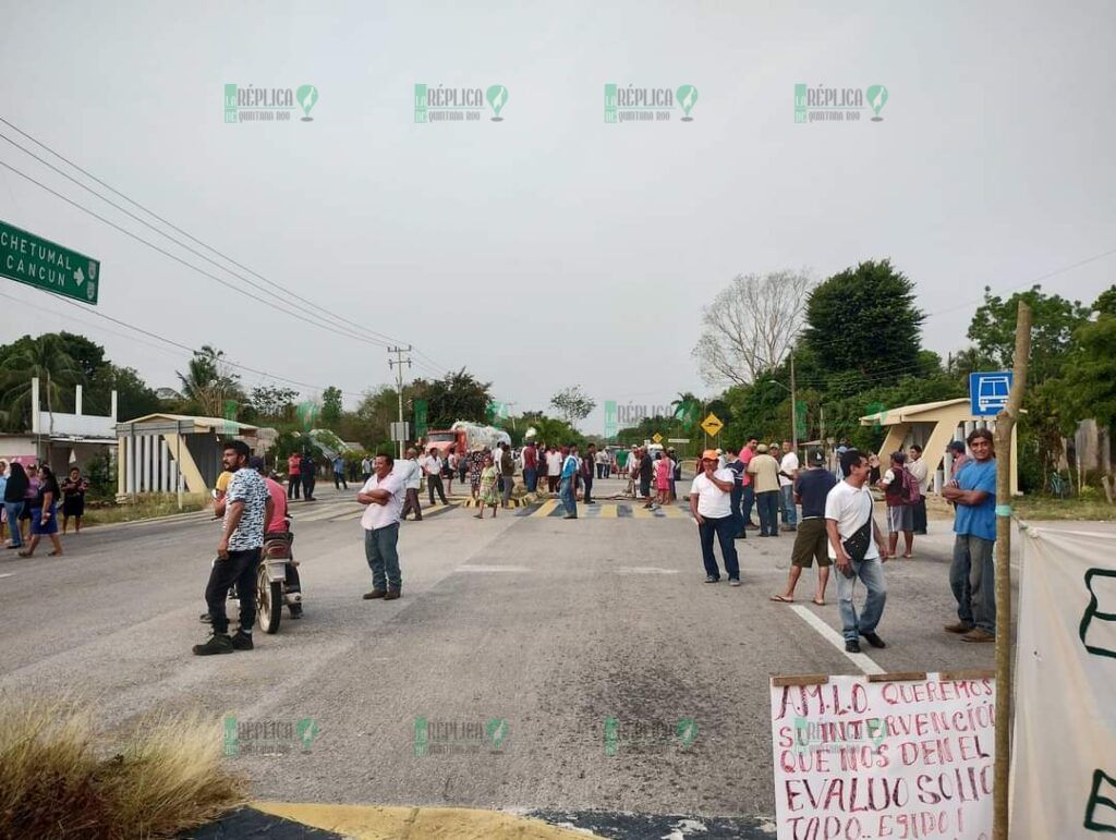 Bloquean ejidatarios de Nuevo Israel vía corta de Mérida; exigen pago por tierras expropiadas
